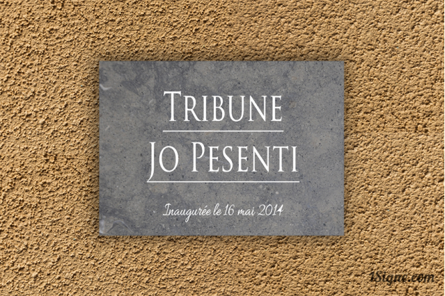 Plaque d'inauguration personnalisée - Pierre gravée | 1Signe by Pic Bois